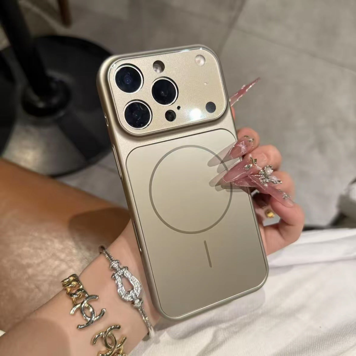 جراب هاتف مغناطيسي متكامل بلون موحد، مصنوع من زجاج نانو غير لامع، متوافق مع تقنية MagSafe، مناسب لهواتف آيفون 17، إير، 16، 15، 14، 13، برو ماكس، مزود بخاصية الشحن اللاسلكي المغناطيسي.